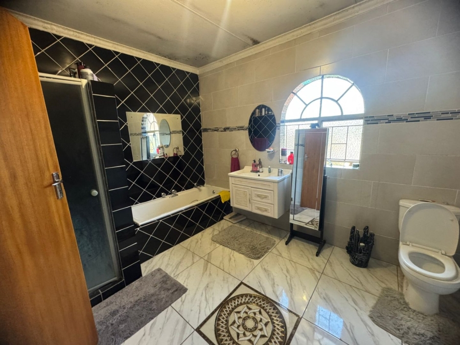  Bedroom Property for Sale in Mountain View Gauteng