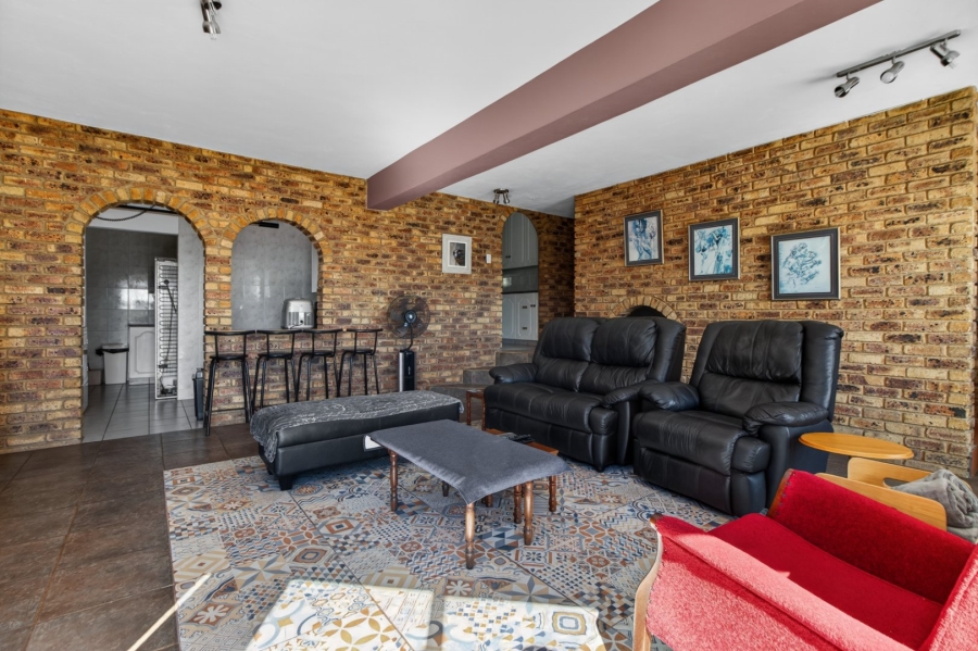 5 Bedroom Property for Sale in Roodekrans Gauteng