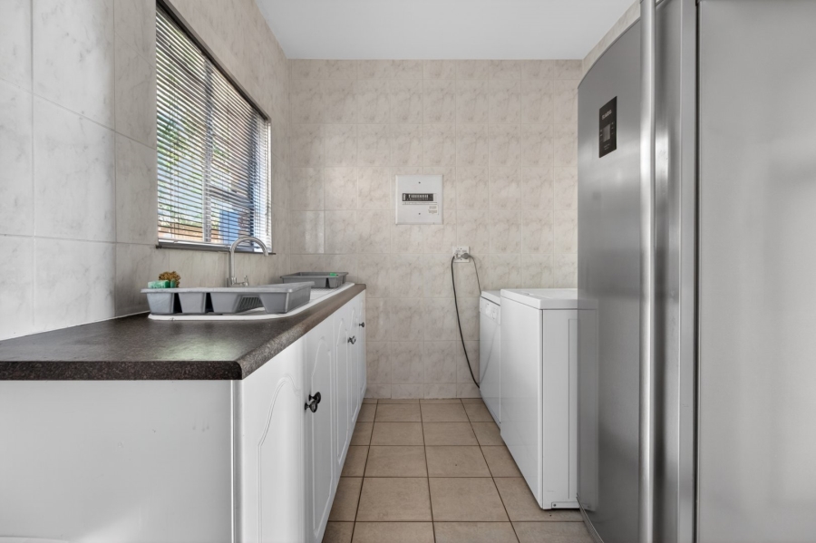 5 Bedroom Property for Sale in Roodekrans Gauteng