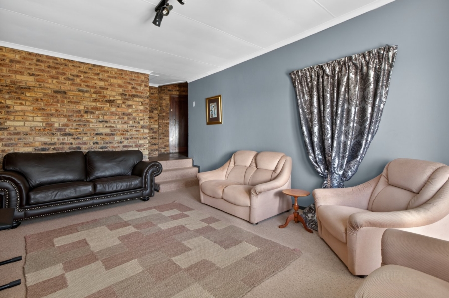 5 Bedroom Property for Sale in Roodekrans Gauteng