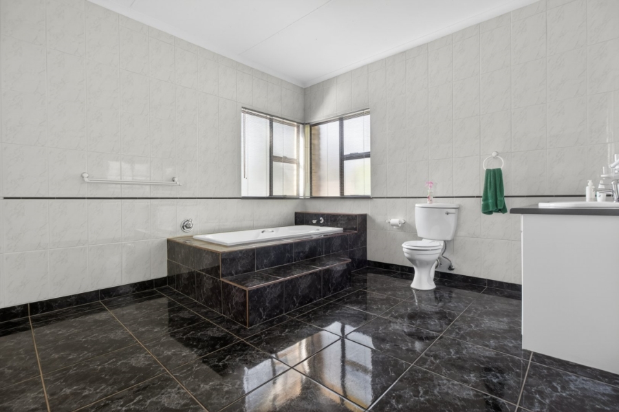 5 Bedroom Property for Sale in Roodekrans Gauteng