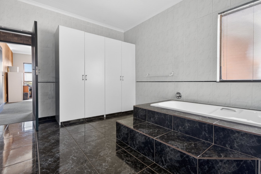 5 Bedroom Property for Sale in Roodekrans Gauteng