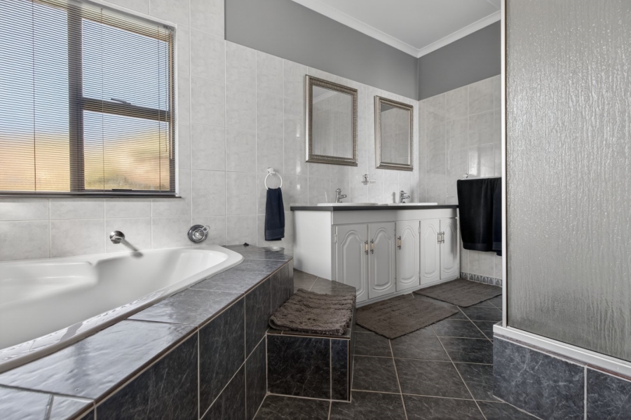 5 Bedroom Property for Sale in Roodekrans Gauteng