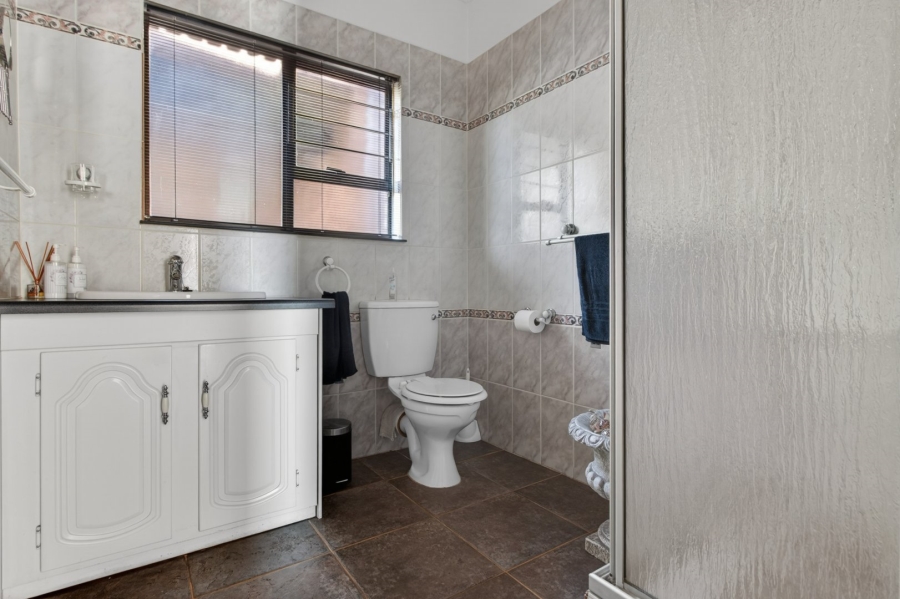 5 Bedroom Property for Sale in Roodekrans Gauteng