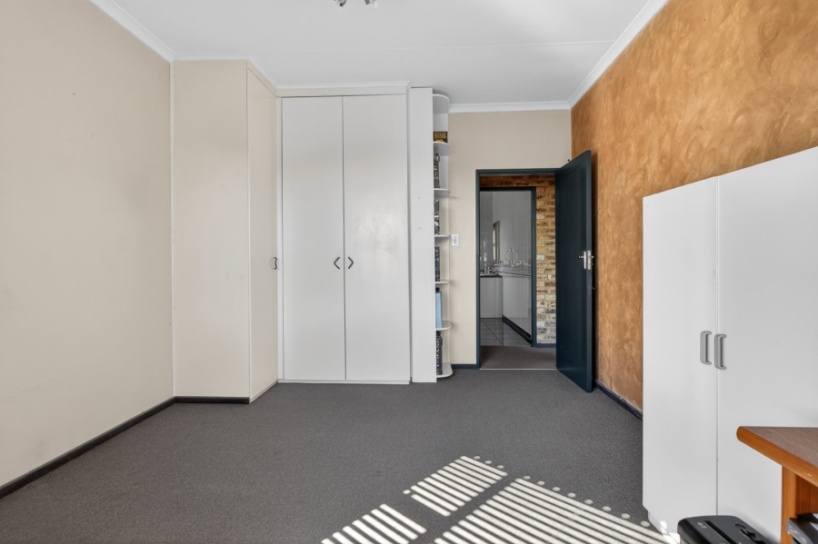 5 Bedroom Property for Sale in Roodekrans Gauteng