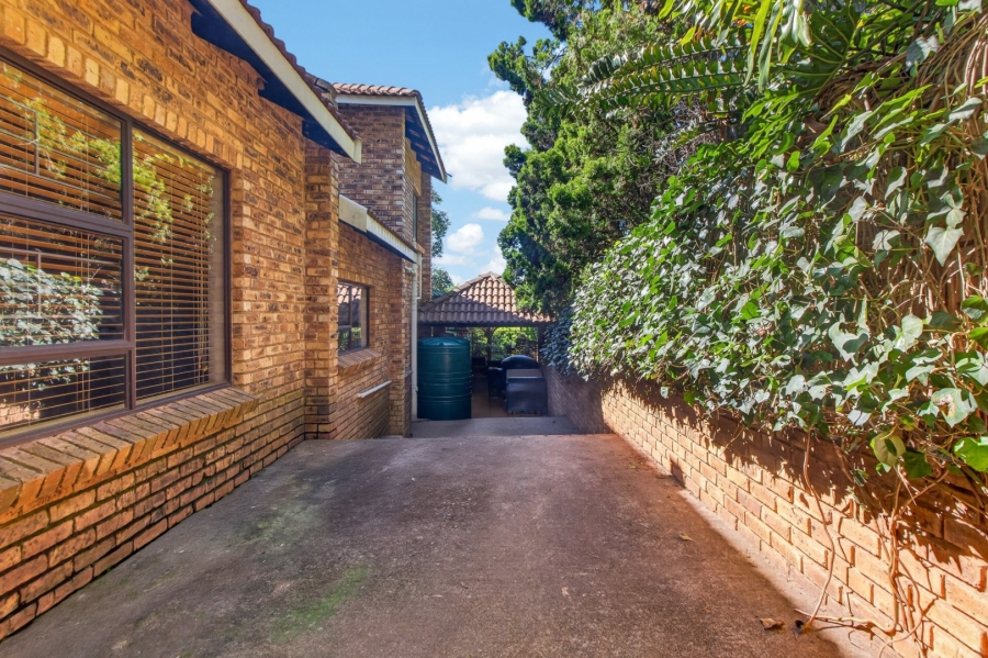 5 Bedroom Property for Sale in Roodekrans Gauteng