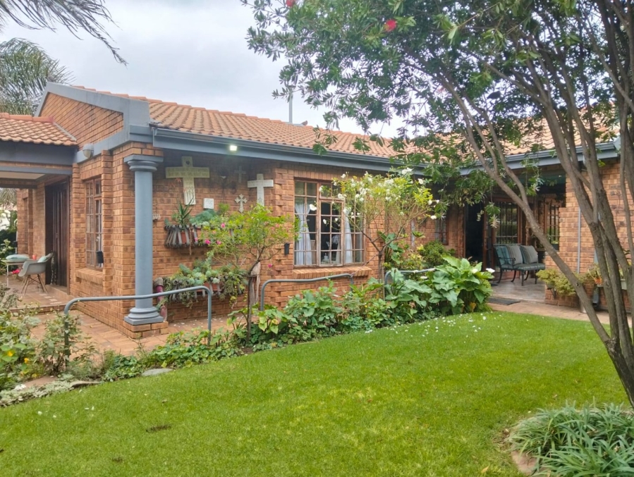 5 Bedroom Property for Sale in Selcourt Gauteng