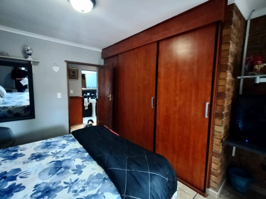 5 Bedroom Property for Sale in Selcourt Gauteng