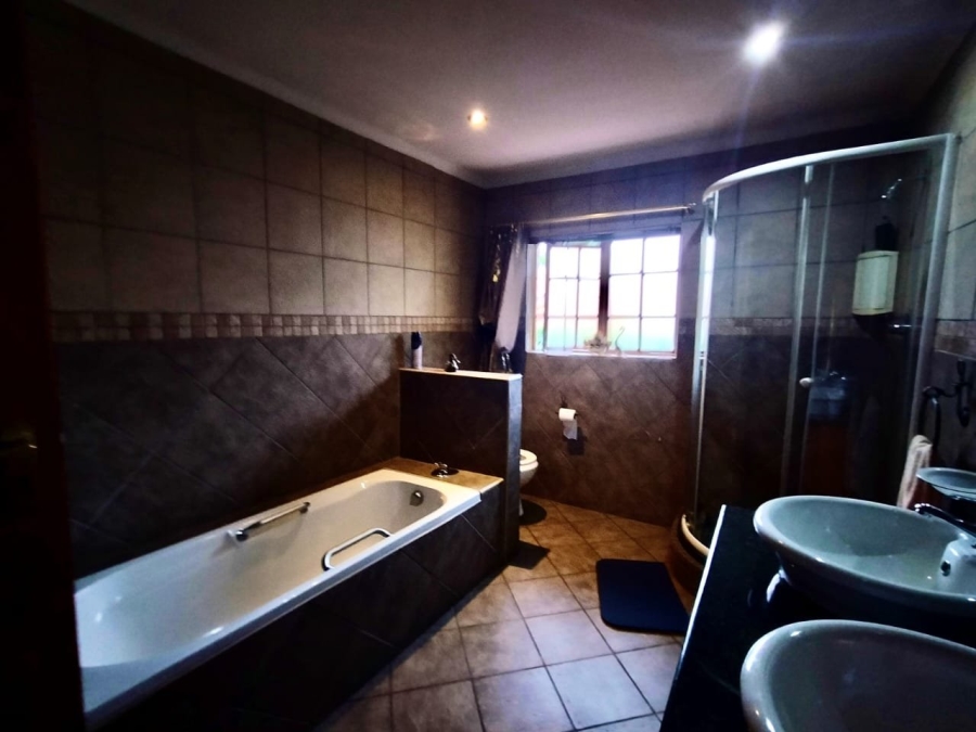 5 Bedroom Property for Sale in Selcourt Gauteng