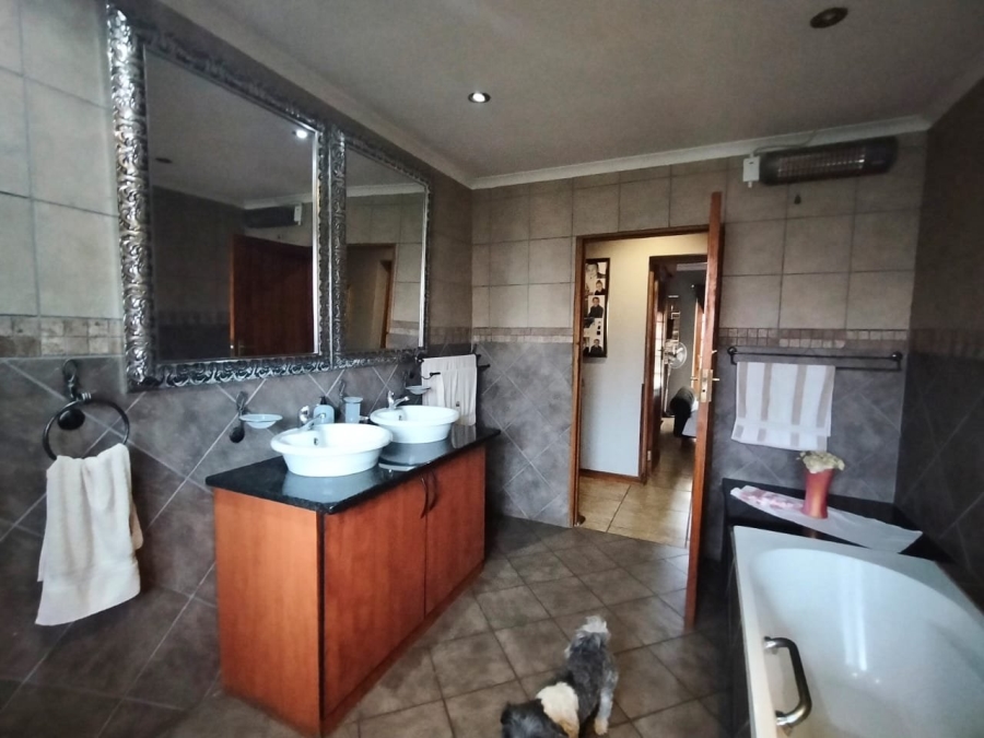 5 Bedroom Property for Sale in Selcourt Gauteng