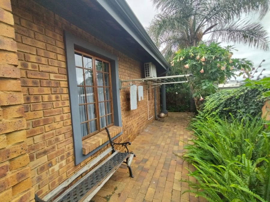 5 Bedroom Property for Sale in Selcourt Gauteng