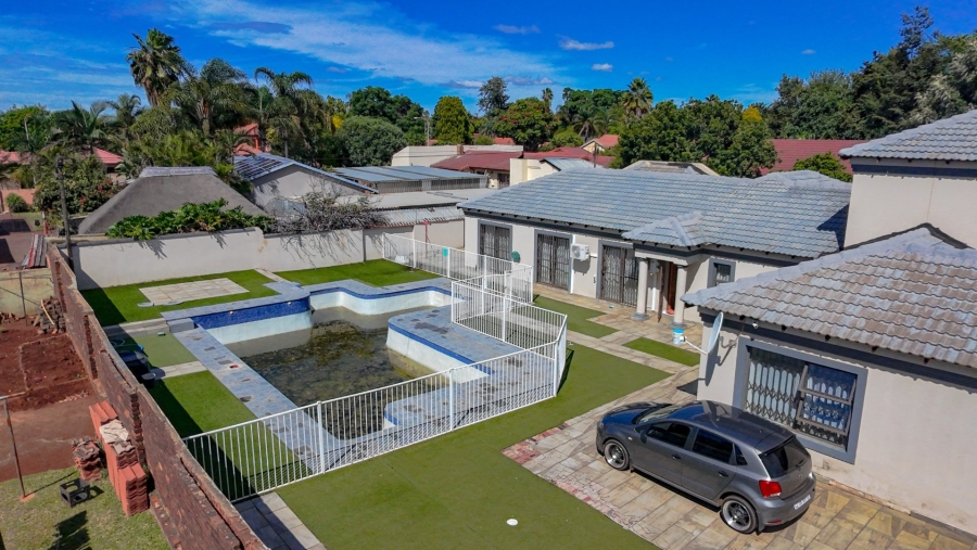 6 Bedroom Property for Sale in The Orchards Gauteng