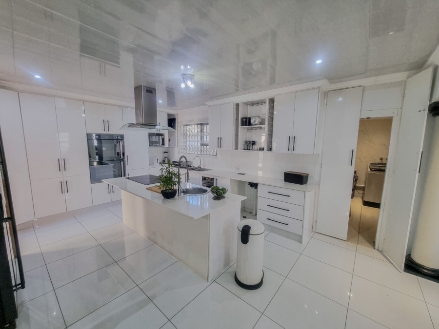 6 Bedroom Property for Sale in The Orchards Gauteng