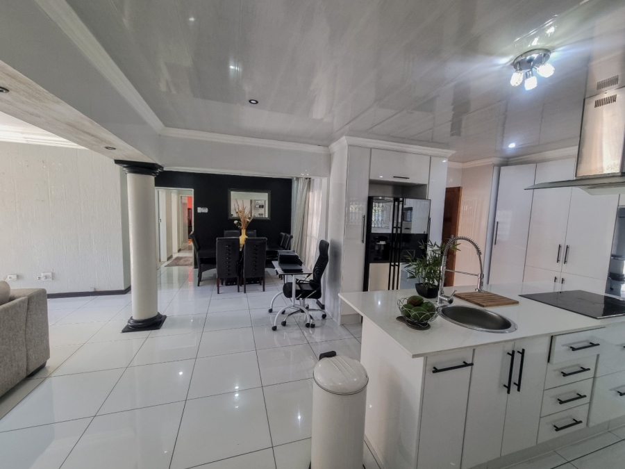6 Bedroom Property for Sale in The Orchards Gauteng