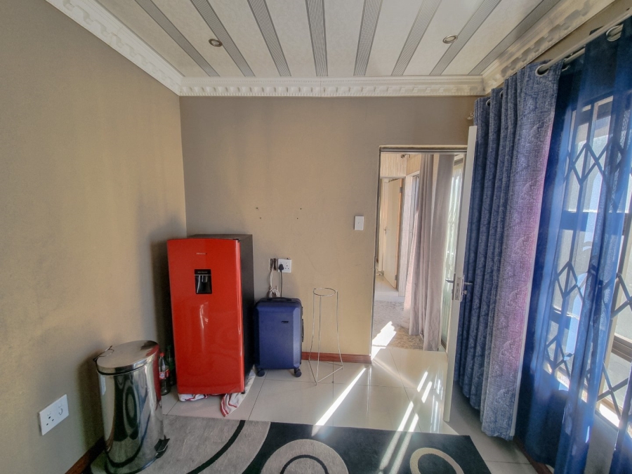 6 Bedroom Property for Sale in The Orchards Gauteng