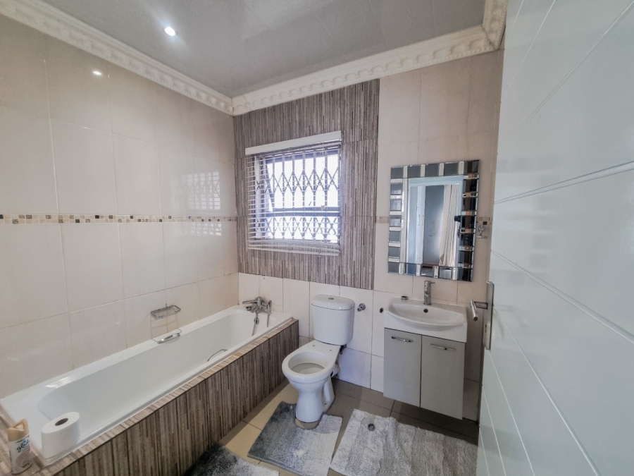 6 Bedroom Property for Sale in The Orchards Gauteng