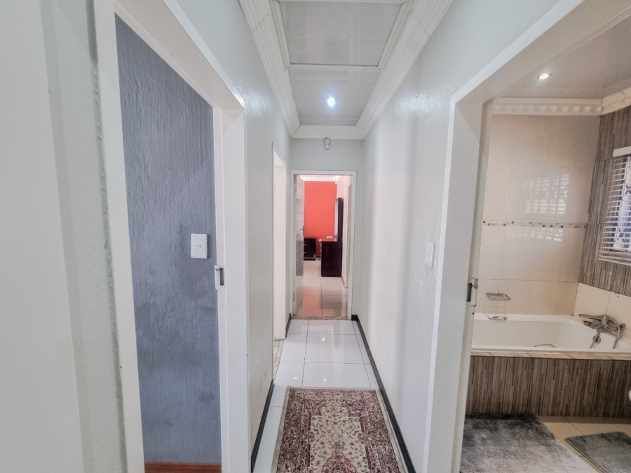 6 Bedroom Property for Sale in The Orchards Gauteng