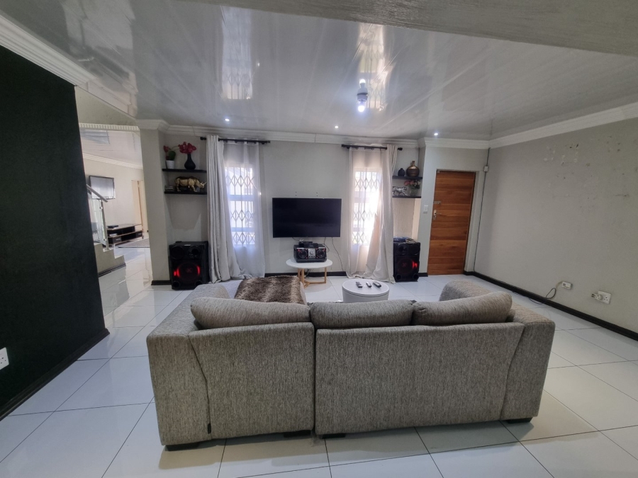 6 Bedroom Property for Sale in The Orchards Gauteng