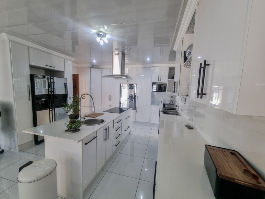 6 Bedroom Property for Sale in The Orchards Gauteng