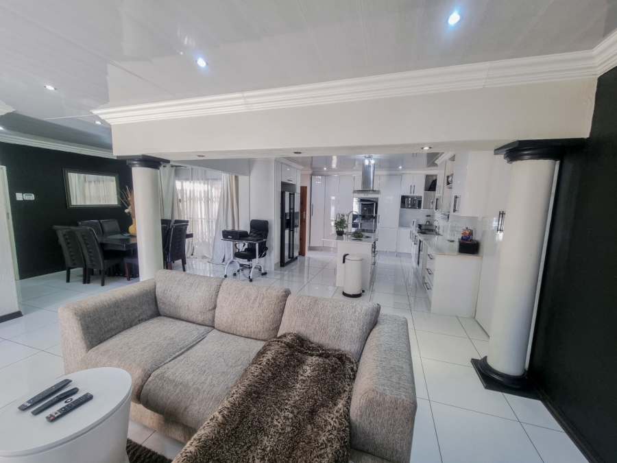 6 Bedroom Property for Sale in The Orchards Gauteng