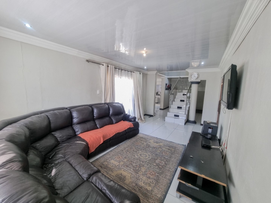 6 Bedroom Property for Sale in The Orchards Gauteng