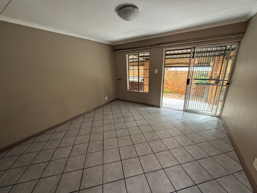 2 Bedroom Property for Sale in Rooihuiskraal North Gauteng