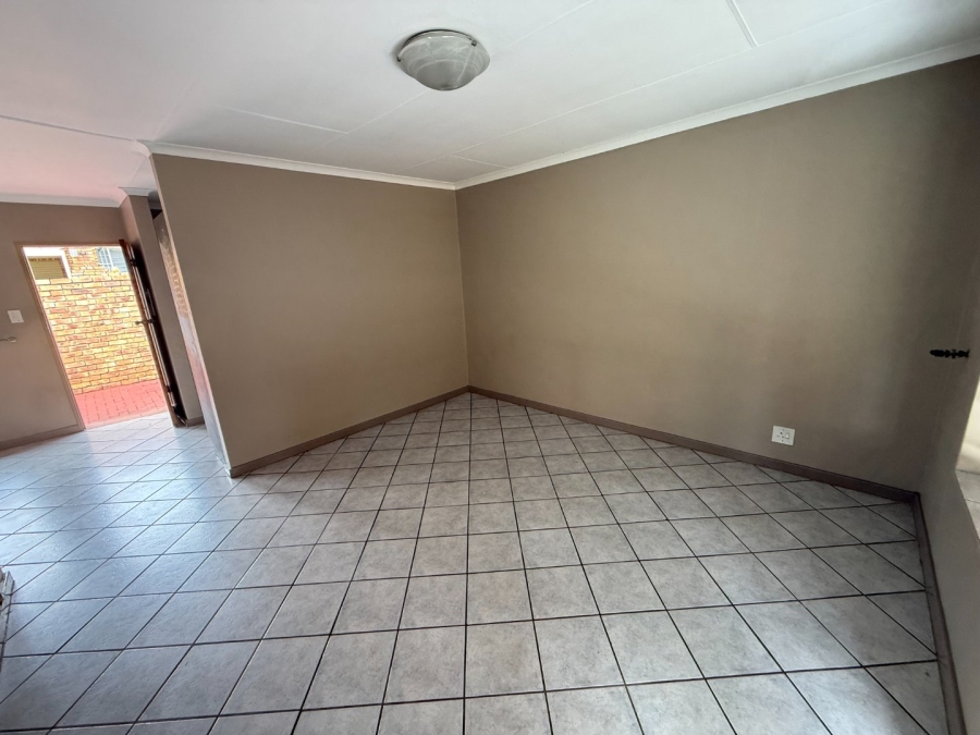 2 Bedroom Property for Sale in Rooihuiskraal North Gauteng