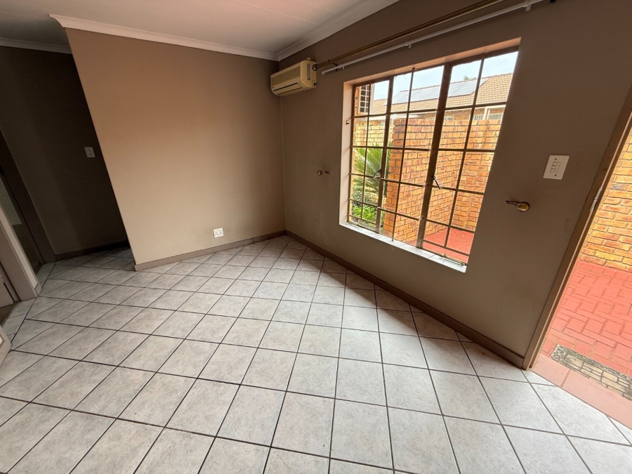 2 Bedroom Property for Sale in Rooihuiskraal North Gauteng