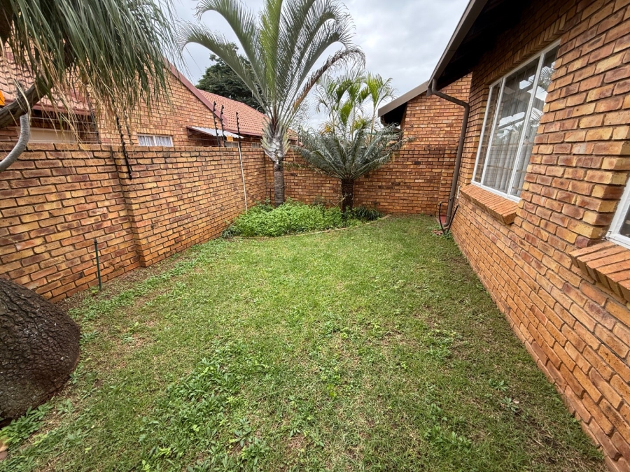 2 Bedroom Property for Sale in Rooihuiskraal North Gauteng