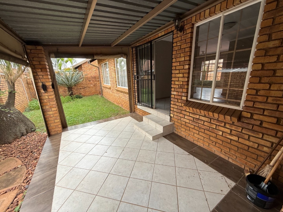 2 Bedroom Property for Sale in Rooihuiskraal North Gauteng