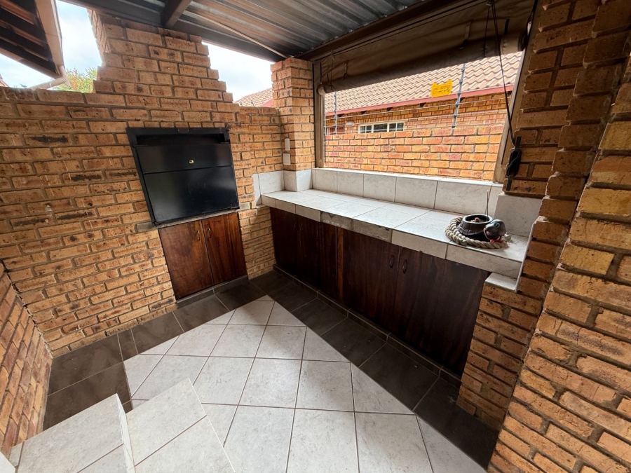 2 Bedroom Property for Sale in Rooihuiskraal North Gauteng