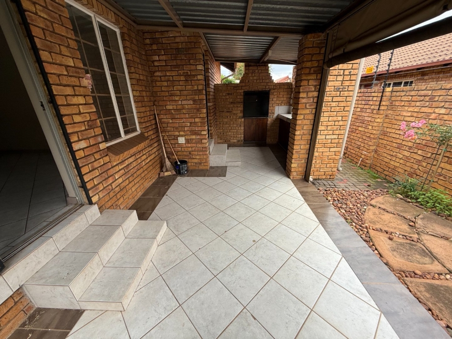 2 Bedroom Property for Sale in Rooihuiskraal North Gauteng