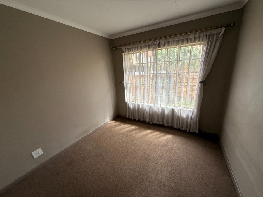 2 Bedroom Property for Sale in Rooihuiskraal North Gauteng