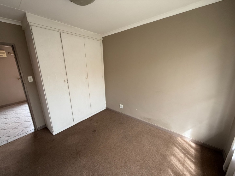 2 Bedroom Property for Sale in Rooihuiskraal North Gauteng