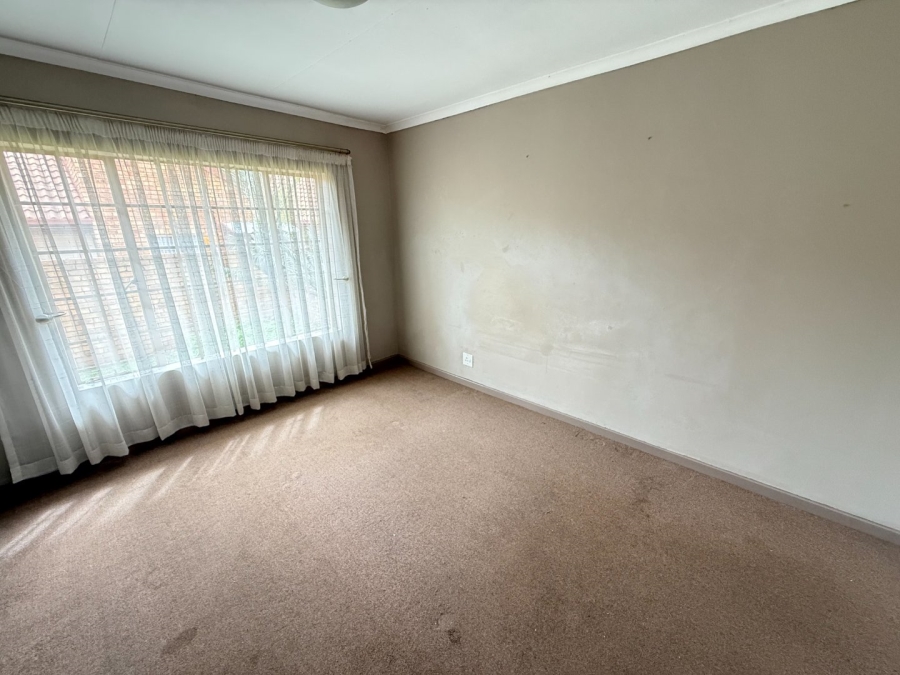 2 Bedroom Property for Sale in Rooihuiskraal North Gauteng