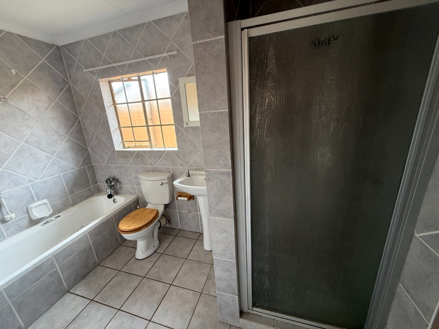 2 Bedroom Property for Sale in Rooihuiskraal North Gauteng