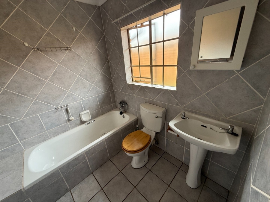 2 Bedroom Property for Sale in Rooihuiskraal North Gauteng