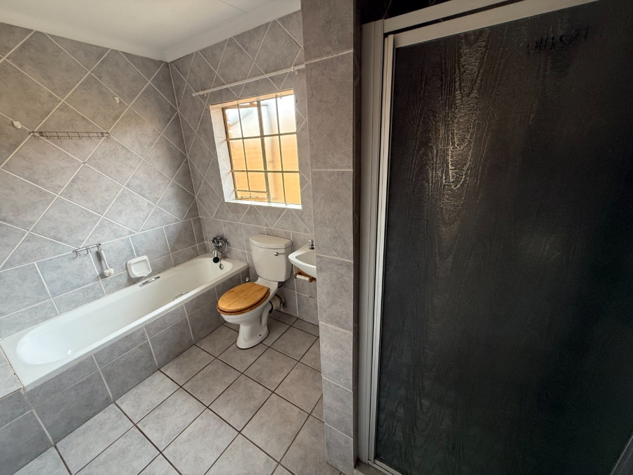 2 Bedroom Property for Sale in Rooihuiskraal North Gauteng