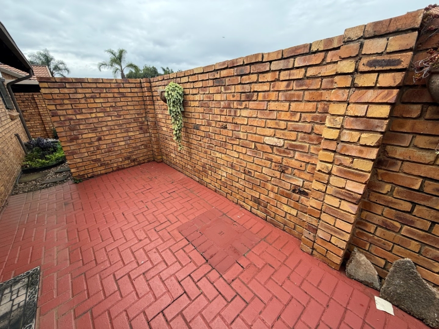 2 Bedroom Property for Sale in Rooihuiskraal North Gauteng