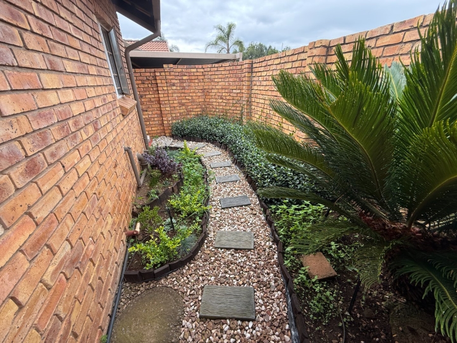 2 Bedroom Property for Sale in Rooihuiskraal North Gauteng