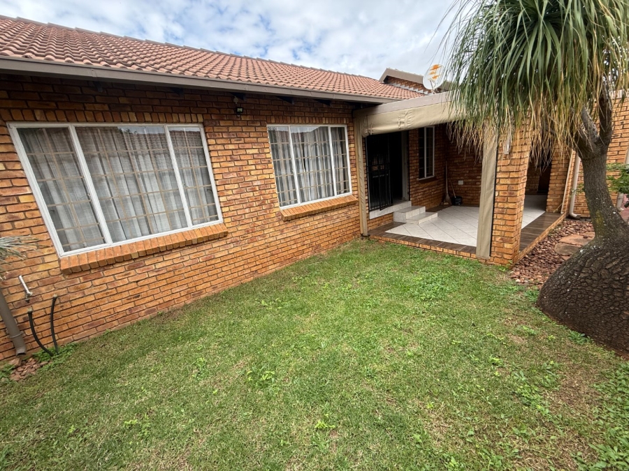 2 Bedroom Property for Sale in Rooihuiskraal North Gauteng