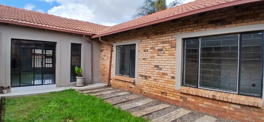 To Let 3 Bedroom Property for Rent in Heuweloord Gauteng