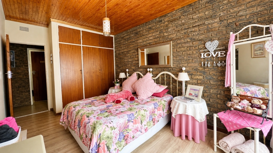 4 Bedroom Property for Sale in Flora Gardens Gauteng