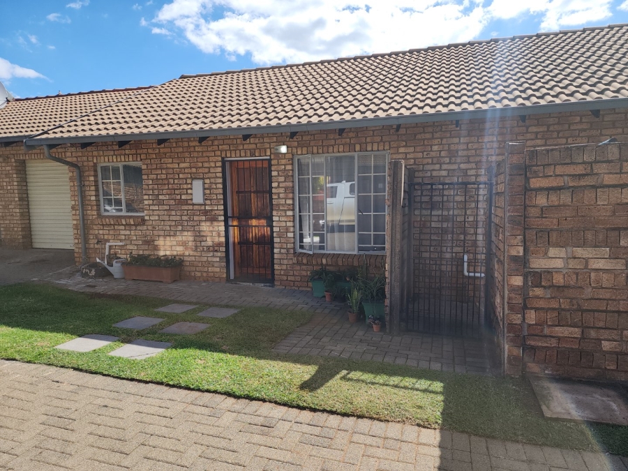 2 Bedroom Property for Sale in Rooihuiskraal North Gauteng