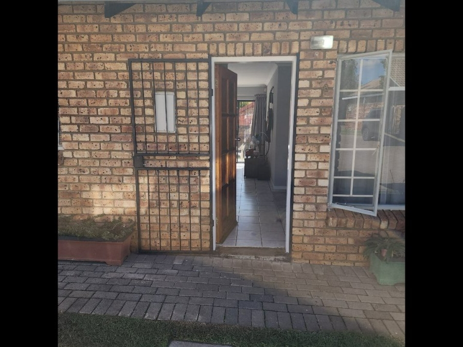 2 Bedroom Property for Sale in Rooihuiskraal North Gauteng