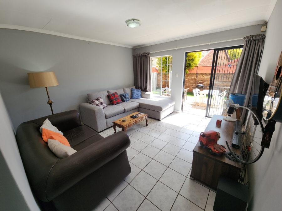 2 Bedroom Property for Sale in Rooihuiskraal North Gauteng