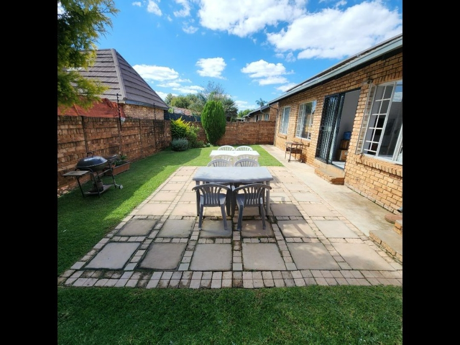 2 Bedroom Property for Sale in Rooihuiskraal North Gauteng