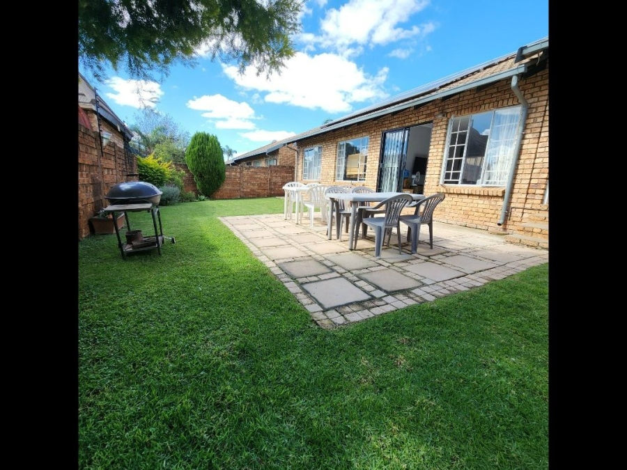 2 Bedroom Property for Sale in Rooihuiskraal North Gauteng