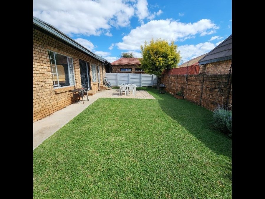 2 Bedroom Property for Sale in Rooihuiskraal North Gauteng