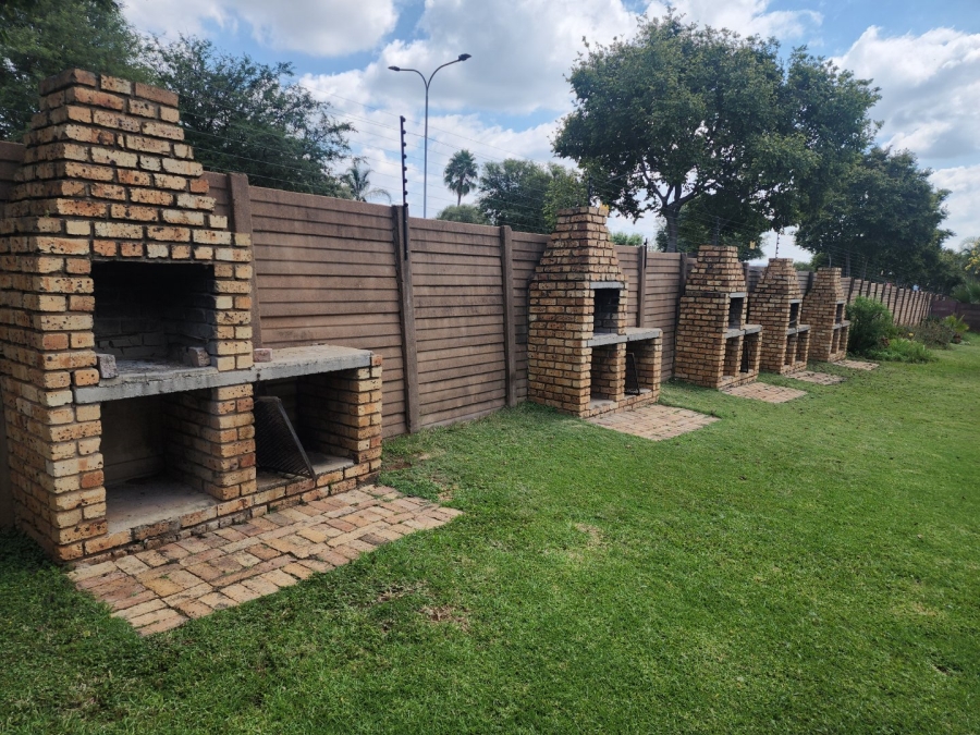 2 Bedroom Property for Sale in Rooihuiskraal North Gauteng